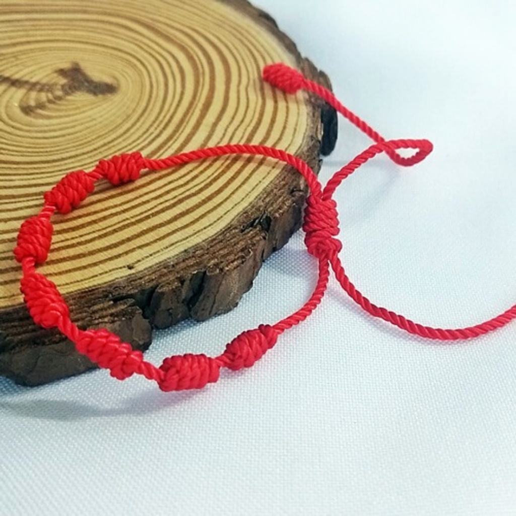 Detalhe dos 7 nós da Pulseira Vermelha Kabbalah