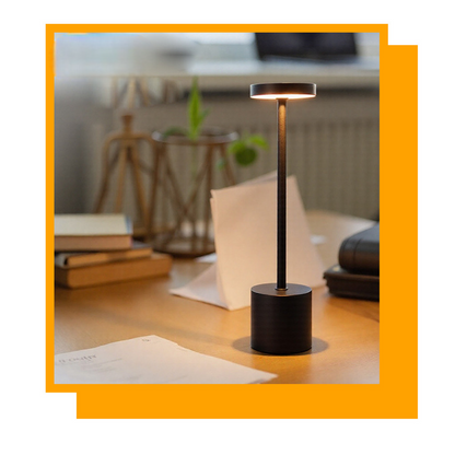Luminária de Mesa Recarregável Sem Fio Casare – Elegância e Iluminação Sem Complicação